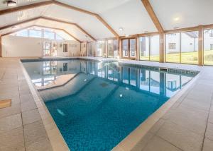 ein großes Schwimmbad in einem Haus in der Unterkunft Green Acres Cottages in Par