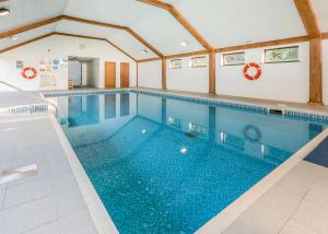 ein großes Schwimmbad in einem Haus in der Unterkunft Green Acres Cottages in Par