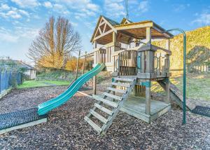 einen Spielplatz mit Rutsche und Spielstruktur in der Unterkunft Green Acres Cottages in Par