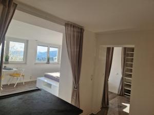 a white room with a bed and a window at Auszeit am Weinhof in Loschenthal