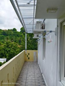 Lombokhouse Mandalika的阳台或露台