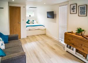 una sala de estar con un sofá y una cama en Lee Valley Sewardstone, en Enfield Lock 19 fotos más
