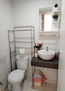 Ένα μπάνιο στο Departamento con bonita vista