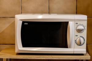 a white microwave oven sitting on top of a table at Casa Lauda in Bad Vöslau in Bad Vöslau