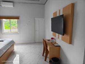 Lombokhouse Mandalika的电视和/或娱乐中心
