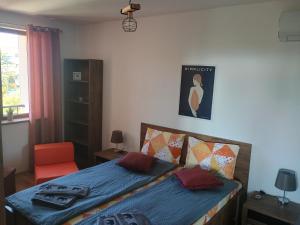 A bed or beds in a room at QUEEN'S VIEW app-9 free pool,parking, fitness & sea view