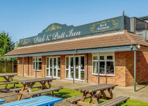 a group of picnic tables in front of a restaurant at North Shore Holiday Park in Winthorpe