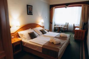 Postel nebo postele na pokoji v ubytování Parkhotel Golf Marianske Lazne