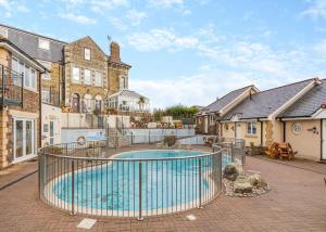 einen Pool in einem Innenhof vor einem Haus in der Unterkunft Porth Veor in Newquay