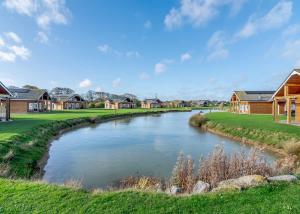 un río en un pueblo con casas en Hornsea Lakeside Lodges, en Hornsea