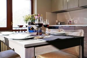 Nápoje v ubytování MCX Vacation Rental - Luce delle Alpi, Family Apartment Duplex a Valtournenche, nel pittoresco villaggio Bringaz