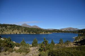 vistas a un lago azul en las montañas en Residence Les Cimes, en Font-Romeu