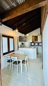 una cucina e una sala da pranzo con tavolo e sedie di Pousada Porto da Barra Praia a Porto Seguro Altre 56 foto