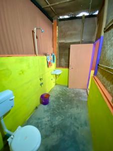 ein Badezimmer mit Toilette und Waschbecken in der Unterkunft Garden View Restaurant and Home Stay in Neill Island