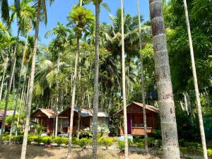 ein Resort mit Palmen davor in der Unterkunft Garden View Restaurant and Home Stay in Neill Island