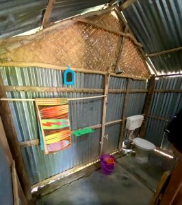 ein Bad mit einem WC in einem Gebäude in der Unterkunft Garden View Restaurant and Home Stay in Neill Island