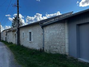 SossaisにあるMaison de vacances à Sossais - Campagne calme, 3 chambres, proche sites touristiques - FR-1-541-172のガレージ付道路の隣のレンガ造りの建物 +13枚の写真