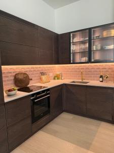 Η κουζίνα ή μικρή κουζίνα στο Luxury 1 Bed Riverside Apartment with Air Conditioning