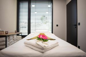 Postel nebo postele na pokoji v ubytování Amenity Hotel & Resort Česká Kanada