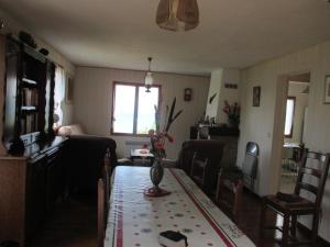 a living room with a table with a vase on it at Vue exceptionnelle sur le lac in Lugrin