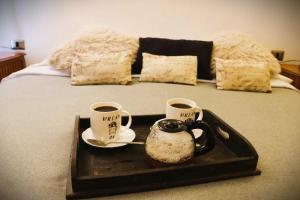 bandeja con dos tazas de café en una cama en HOM I Vc1702, en Farellones