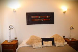 Un dormitorio con una cama con dos lámparas y un cuadro. en HOM I Vc1702, en Farellones 46 fotos más