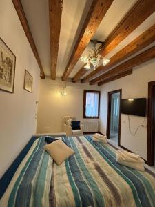 Un dormitorio grande con una cama grande en una habitación. en Ca Doge Marin, en Venecia