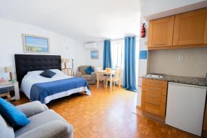 Postel nebo postele na pokoji v ubytování Luz Beach Apartments