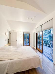 Ένα ή περισσότερα κρεβάτια σε δωμάτιο στο Malibou Lake Romantic Getaway (AR) +44 φωτογραφίες
