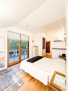 Ένα ή περισσότερα κρεβάτια σε δωμάτιο στο Malibou Lake Romantic Getaway (AR)