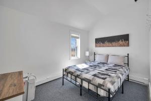un dormitorio con una cama y una ventana en Vintage 8BR Farmhouse With Hot Tub Spacious Yard, en Port Colborne 92 fotos más