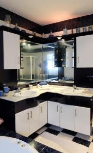 a bathroom with two sinks and a large mirror at villa mijas with pool 50 m beach in Fuengirola