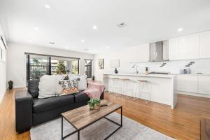 Η κουζίνα ή μικρή κουζίνα στο Domi Rentals - The Rayhur Residence