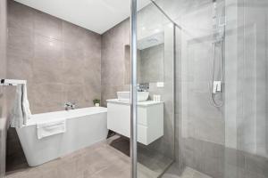 Ένα μπάνιο στο Domi Rentals - The Rayhur Residence +9 φωτογραφίες