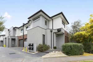 an image of a house at Domi Rentals - The Hampton Homes in Moorabbin