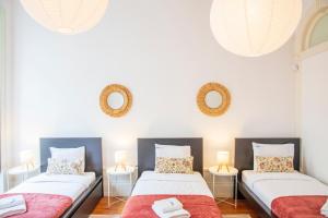 2 Betten in einem Zimmer mit 2 Spiegeln in der Unterkunft Casa Romero - Family & Friends, Surf & Beach in Matosinhos