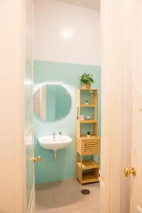 ein Badezimmer mit Waschbecken und Spiegel in der Unterkunft Casa Romero - Family & Friends, Surf & Beach in Matosinhos