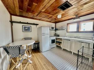 una cucina con un frigorifero bianco e un tavolo di Gibbs Cottage 5 Little White Egret a Port Aransas Altre 12 foto