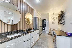 un bagno con due lavandini e un grande specchio di 6 Mi to Lake Tawakoni Texas Family Home a Point Altre 36 foto