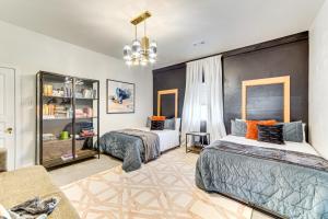 una camera da letto con due letti e un lampadario di 6 Mi to Lake Tawakoni Texas Family Home a Point