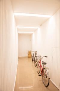 zwei Fahrräder in einem Raum mit weißen Wänden geparkt in der Unterkunft Casa Romero - Family & Friends, Surf & Beach in Matosinhos