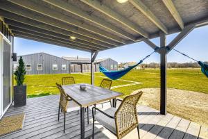 un patio con tavolo, sedie e amaca di 6 Mi to Lake Tawakoni Texas Family Home a Point