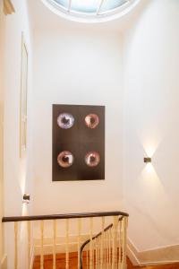 eine Treppe in einem Haus mit einem Gemälde an der Wand in der Unterkunft Casa Romero - Family & Friends, Surf & Beach in Matosinhos + 23 Fotos