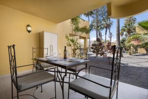 ein Esszimmer mit Tisch und Stühlen in der Unterkunft Home2Book Zen Oasis Apt Pool & Terrace, Corralejo in Corralejo