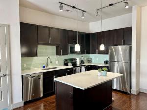Η κουζίνα ή μικρή κουζίνα στο Central Heights functional 2B2B Longterm Condo