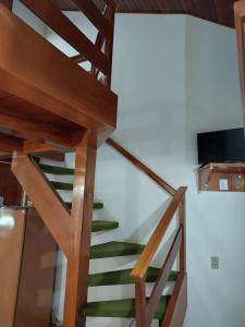 a staircase in a house with green stairs at Recanto das Aguas Quentes in Rio Quente