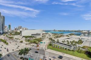 - Vistas a una ciudad con una calle con coches en Luxury Miami Studio Stunning Bay View, en Miami