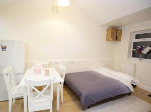 Ένα ή περισσότερα κρεβάτια σε δωμάτιο στο Lovely 1-Bedroom Flat in London near Blackhorse Rd