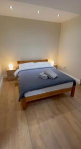 Ένα ή περισσότερα κρεβάτια σε δωμάτιο στο Lovely 1-Bedroom Flat in London near Blackhorse Rd