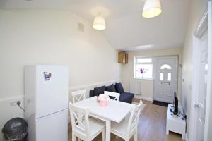 Η κουζίνα ή μικρή κουζίνα στο Lovely 1-Bedroom Flat in London near Blackhorse Rd
